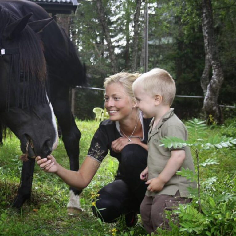 mariagarden-maria-og-sonn-mater-hest-768x768